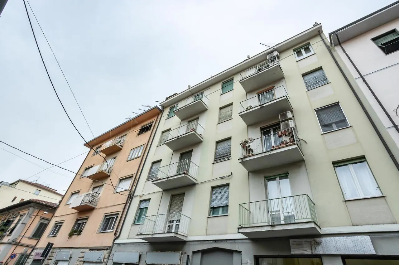 Yellowsunny Apartment With Two Balconies Pisa Italy