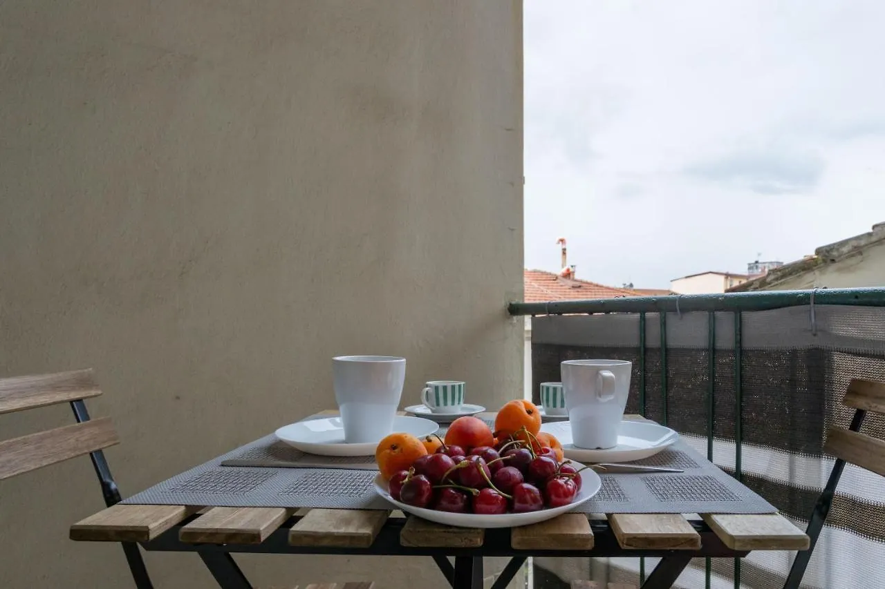 Yellowsunny Apartment With Two Balconies Pisa